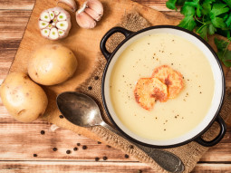 Zupa czosnkowo-ziemniaczana