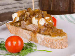 Polędwiczki wieprzowe z kozim serem i karmelizowaną cebulką