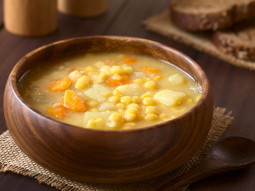 Zupa grochowa z kurkami