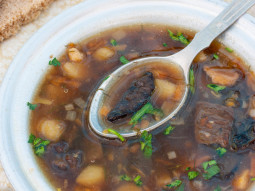 Zupa grochowa z pieczarkami