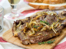 Kotlet wieprzowy z karmelizowaną cebulą