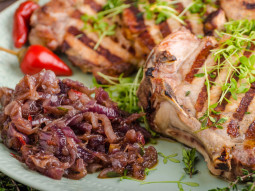 Grillowane steki wieprzowe z karmelizowaną cebulą