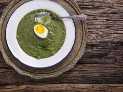Zupa szpinakowa z jajkiem i parmezanem