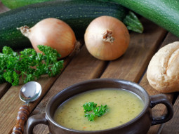 Zupa cukiniowa z cebulą