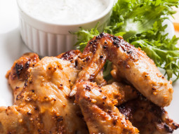 Pieczone skrzydełka z sosem tzatziki