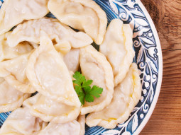 Pierogi z farszem z mięsa gęsiego i warzywami
