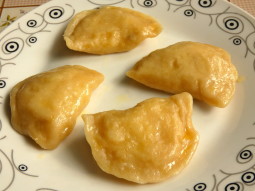 Pierogi z mięsem z kurczaka i przyprawami
