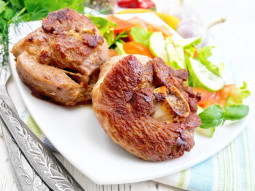 Grillowany udziec z indyka z warzywami