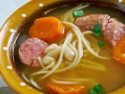 Zupa z kiełbasą, warzywami i makaronem