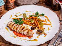Pieczona kaczka z gruszką, marynowana w czerwonym winie