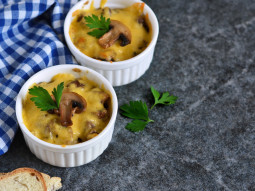 Kurczak zapiekany z pieczarkami i serem