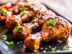 Grillowane nogi z kurczaka w sosie BBQ z pietruszką, sezamem i pomidorem