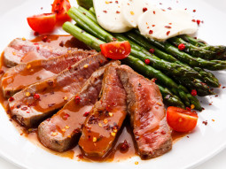 Aromatyczna wołowina z grillowanymi szparagami
