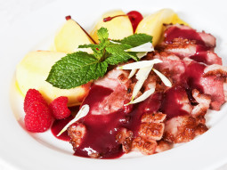 Kaczka z sosem żurawinowym, maliną i jabłkami