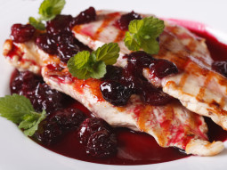 Grillowany filet z kurczaka z sosem wiśniowym