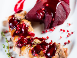 Pieczona pierś kaczki z sosem żurawinowym