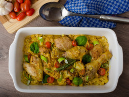 Kurczak z curry, kalafiorem, pomidorami i porem