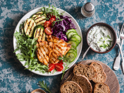 Grillowana pierś z kurczaka z warzywami i sosem tzatziki