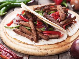 Fajitas, czyli grillowane, marynowane mięso wołowe z papryką