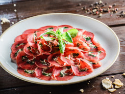 Carpaccio wołowe z kaparami