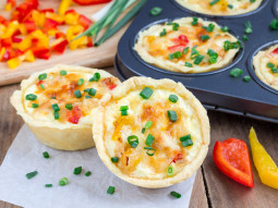 Kolorowe muffinki z kurczaka z papryką