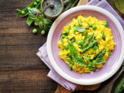 Risotto z curry, groszkiem i szparagami