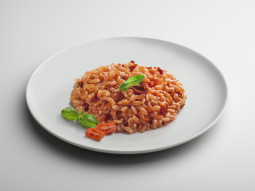 Risotto z suszonymi pomidorami i bazylią