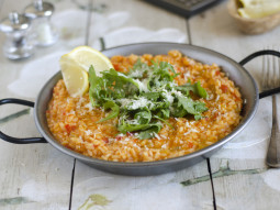 Risotto z czerwoną papryką i sałatą