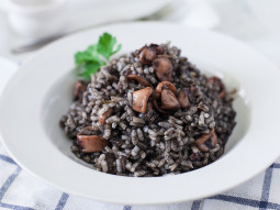 Czarne risotto z kałamarnicą