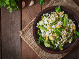 Risotto z groszkiem, cukinią i fasolą szparagową