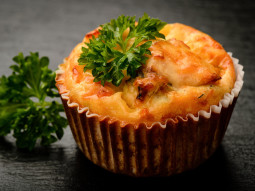 Serowo-pieczarkowe muffinki z piersi z kurczaka
