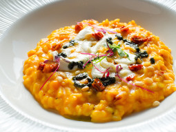 Risotto z dynią, suszonymi pomidorami i mozzarellą