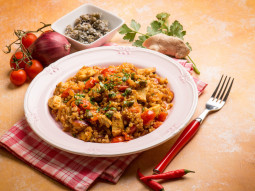 Risotto z kurczakiem, pomidorkami koktajlowymi i kaparami