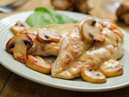 Pierś z kurczaka w pieczarkach i winie