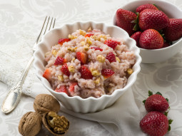 Risotto z truskawkami i orzechami