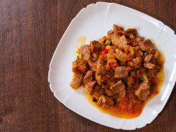 Delikatna wieprzowina w warzywnym sosie pomidorowym