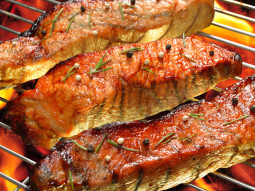 Czosnkowa uczta grillowa z łopatki wieprzowej