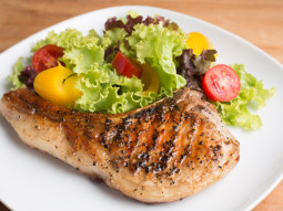 Grillowany schab z surówką