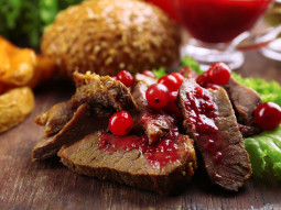 Mięciutki udziec jagnięcy z żurawiną