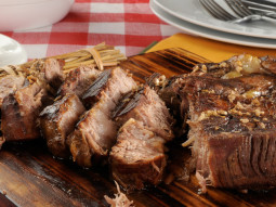 Czosnkowa jagnięcina pieczona