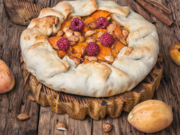 Rustykalna tarta z morelami, malinami i orzechami