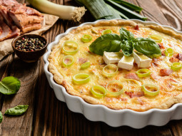 Tarta z bekonem, cheddarem i serem camembert