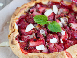 Galette w truskawkami i migdałami