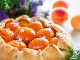 Rustykalna tarta z morelami i lawendą