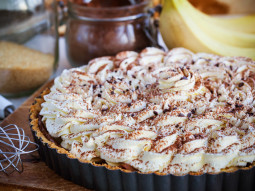 Tarta z kremem czekoladowym, bananami i puszystą chmurką