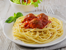 Spaghetti z pulpetami w sosie pomidorowym