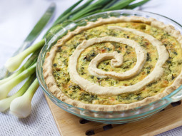 Tarta z zieloną cebulką i kozim serem