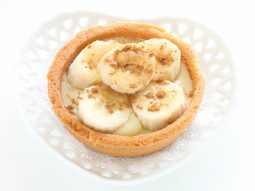 Tartaletki z kremem z białej czekolady i bananem