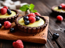 Tartaletki kakaowe z malinami i borówką