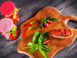 Ajwar – pasta z pieczonej papryki i bakłażanów